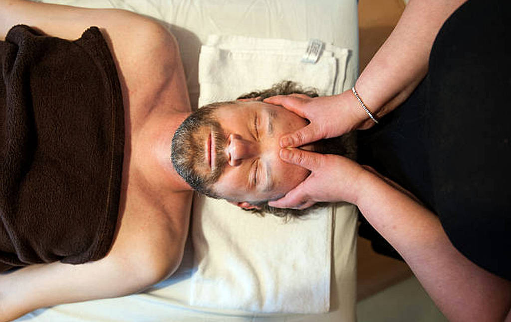 Anwendung ätherischer Öle in Verbindung mit Massage zur Beruhigung des Nervensystems