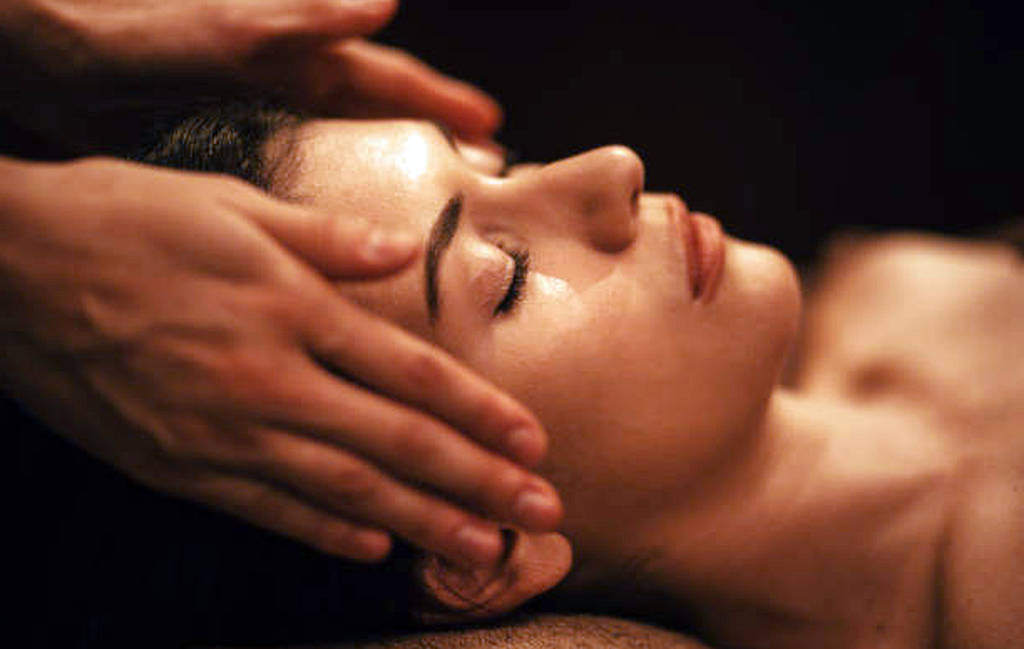 Anwendung ätherischer Öle in Verbindung mit Massage zur Beruhigung des Nervensystems
